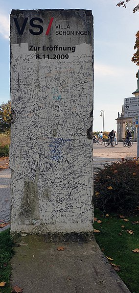 File:Gedenktafel Schwanenallee (Potsdam) Mauerteil.jpg