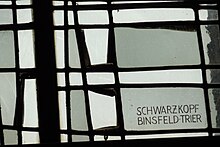 Bleiglasfenster in der katholischen Pfarrkirche St. Walburga in Gelsdorf; Detail mit Inschrift: Schwarzkopf Binsfeld Trier.