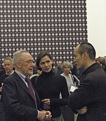Gerhard Richter vor seinem Werk Strontium mit seiner Frau Sabine Moritz im Gespräch mit dem chinesischen Künstler Ren Rong (Februar 2005, K20)