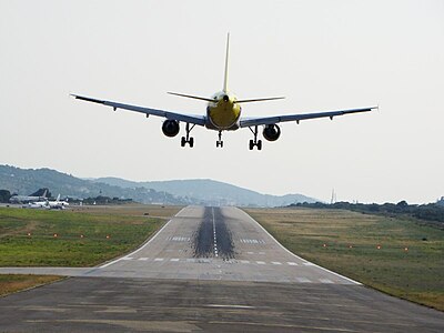 Antiga pintura da aeronave Airbus A320 da companhia Germanwings no traseiro. Imagem: Ballota.