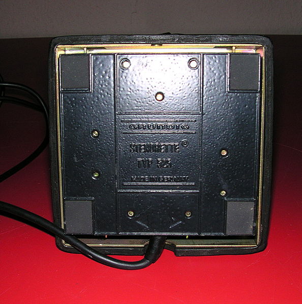 File:Grundig Fußschalter 525 u.jpg