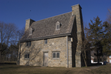 Henry Whitfield House in Guilford (2009). Dieses Haus entstand im Jahr 1639 und gilt als ältestes erhaltenes Steinhaus in Neuengland.[9] Im September 1997 erhielt das Gebäude den Status eines National Historic Landmarks zuerkannt.[10]