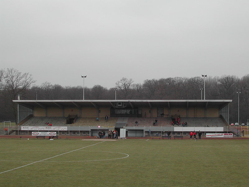 File:Herbert-Dröse-Stadion-Haupttribuene.jpg