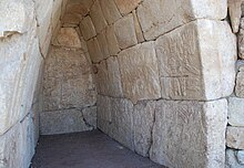 Corbelled chamber with hieroglyphs in Hattusa (Anatolia, Turkey), capital of the Hittite Empire in the late Bronze Age. Hieroglyphen.jpg