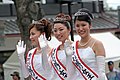 姫路大手前通りにてパレードに参加した第45代姫路お城の女王。左から柏原悠佳里、中谷彩乃、小林愛。　