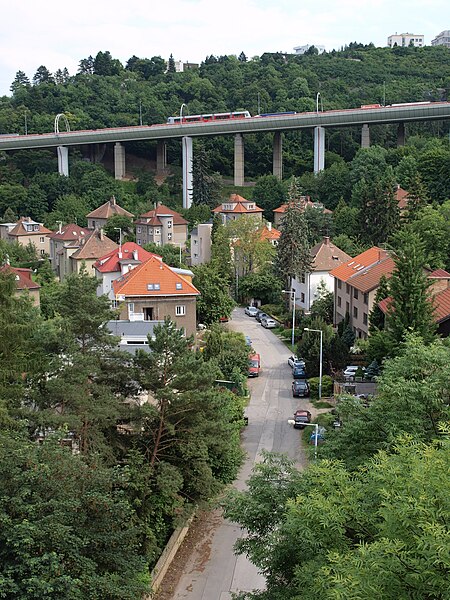 File:Hlubočepské viadukty, pohled na tramvajovou estakádu.jpg