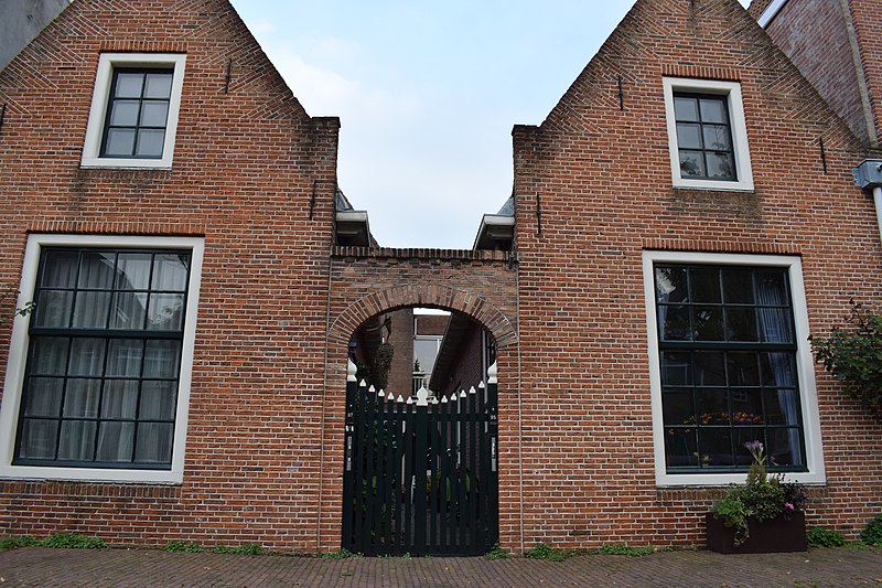 File:Hofje, dat aan de grachtzijde is afgesloten door twee gepleisterde puntgevels. DSC 008.jpg