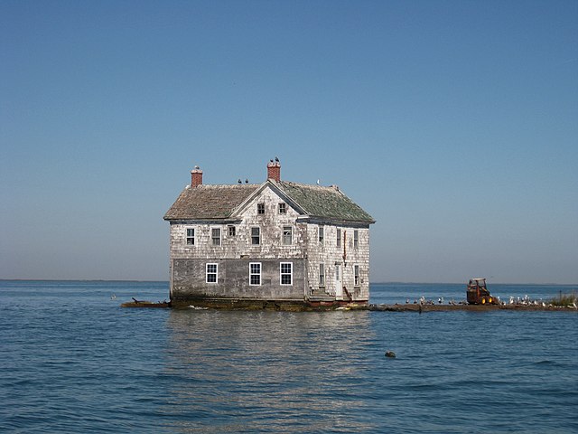 Последња кућа на острву Холанд, која се урушила у море залива Чесапик 2010. због глациоизостазије.