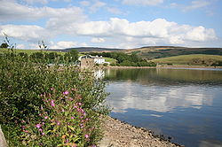 Ein See mit Hügeln dahinter