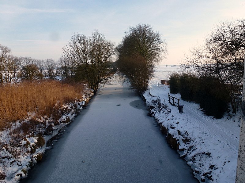 File:Houplin-Ancoisne, le canal de Seclin en hiver.jpg