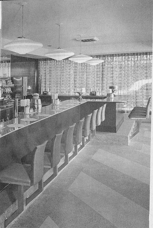 Most Howard Johnson's restaurants featured a food counter known as a "Dairy Bar" on one wing of the building, such as this Chestnut Hill, Massachusett