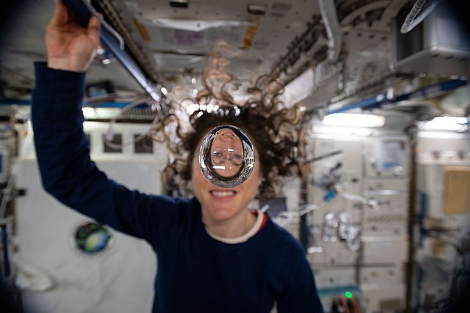 Christina Koch à travers une bulle d'eau, dans le laboratoire Kibo