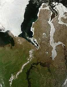 Foto satellitare di una parte del Mare di Kara, la cui estremità orientale è tradizionalmente considerata il punto più a est d'Europa; a sinistra, la Baia della Bajdarata e a destra la penisola Jamal.