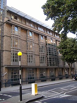 The New Central Wing facing onto Guilford Street. Ih Central wing.JPG