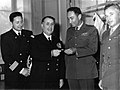 קינן מפקד השייטת נוכח בעת הענקת אות הערכה ממשלת ישראל למפקד הצי הצרפתי תת-אדמירל ברז'ו (אנ') בעבור הסיוע במלחמת סיני