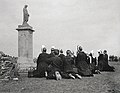 Bigoudènes à genoux priant devant la statue de Notre-Dame-de-Penhors vers 1908 (photographie de Jacques de Thézac).