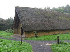Maison néolithique, reconstitution à Asnapio.