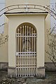 Johannes Nepomuk Denkmal in die Kirchenwand eingemauert