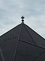 Kármelhegyi Boldogasszony templom, térbeli kereszt és hófogók, 2020 Érd.jpg