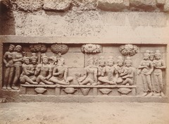 KITLV 103607 - Kassian Céphas - Bas-relief at Borobudur near Magelang - 1890-1891.tif