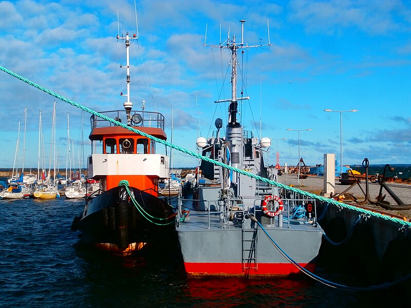 File:Kake alongside PVL-106 Maru in Lennusadam Tallinn 4 October 2016.jpg