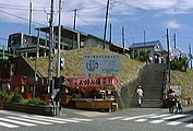 旧駅舎（1999年7月） 県道上・上溝駅下バス停付近から撮影。現在の西口広場への入口に当たる。