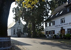 Kapellenplatz, das alte Zentrum von Nonnenhorn; im Vordergrund der Mammutbaum, im Hintergrund die St.-Jakobus Kapelle