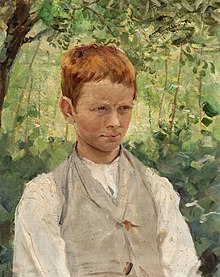Porträt eines rothaarigen Jungen im Garten