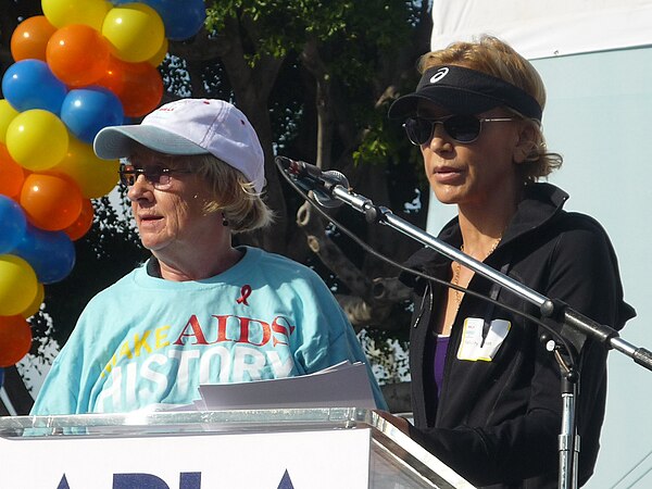 Felicity Huffman with Kathryn Joosten in 2009