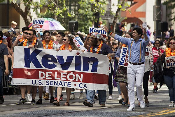 De León walking during a parade with supporters, 2018.