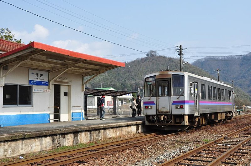 File:Kiha120-fukuen-line at kawasa-station.jpg