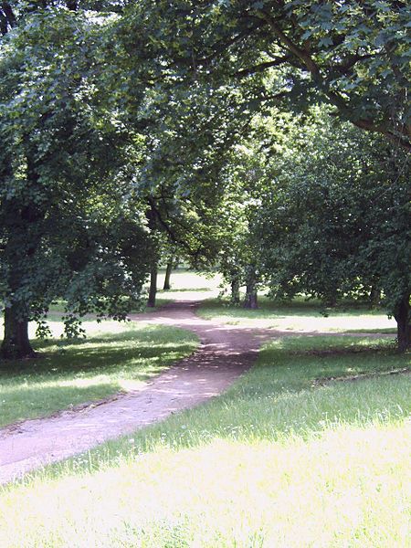 File:Klosterbergegarten Weg.JPG