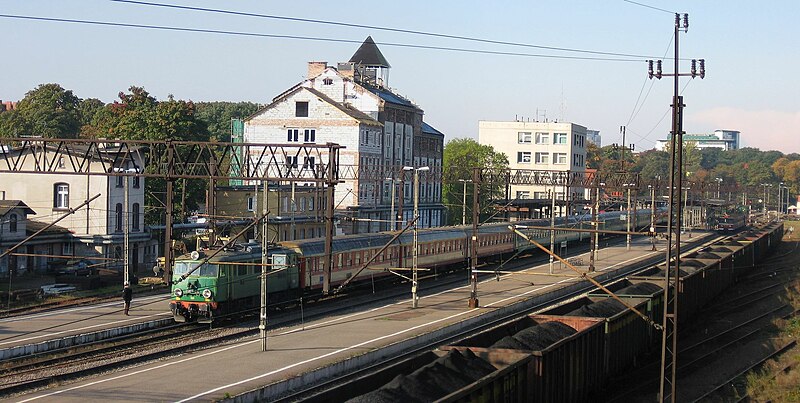 File:Kolobrzeg railway platforms 2008-10a.jpg