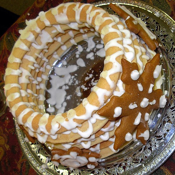 File:Kransekake rings.JPG