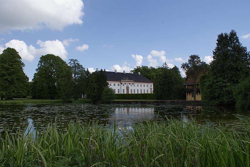 File:Krengerup Herrenhaus und Park.JPG