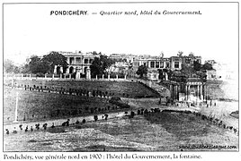 Le palais du gouverneur en 1900, depuis la place du même nom où se trouve la Fontaine de Aayi.