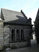 Ossuaire d'attache[16] à trois arcades, La Martyre, Bretagne.
