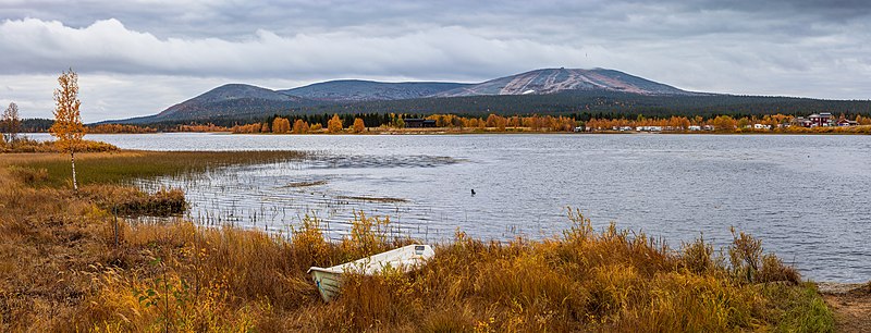 File:Lake Äkäslompolo and Ylläs in Kolari, Lapland, Finland, 2021 September.jpg