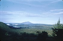 Θέα της Λίμνης Μπαμπάτι, από την πλαγιά του Όρους Κουαχάρα (Mt Kwahara). Στο βάθος το Όρος Χάνανγκ (Mt Hanang).