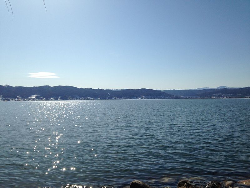 File:Lake Suwako shining in the sun 2.JPG