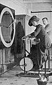 Lawrence Beesley yn Ystafell Gymnasteg y Titanic, 1912