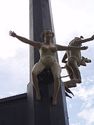 Figur der Wendelgard in der Skulptur von Peter Lenk