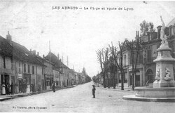 Les Abrets, la place et route de Lyon en 1920, p 4 de L'Isère les 533 communes - photo F. Vialatte, Oyonnax.tiff