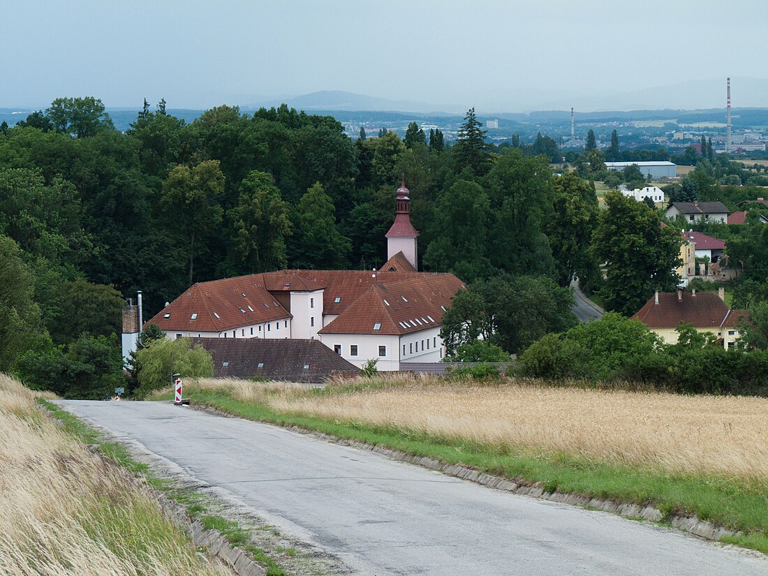 File:Libníč - pohled od SV.jpg