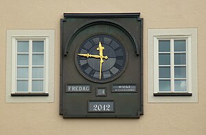 Ur är ett verktyg som används för att mäta tid. Detta är ett kalenderur (Linderoths ur) på före detta Kreditbankens hus på Norrmalmstorg i Stockholm