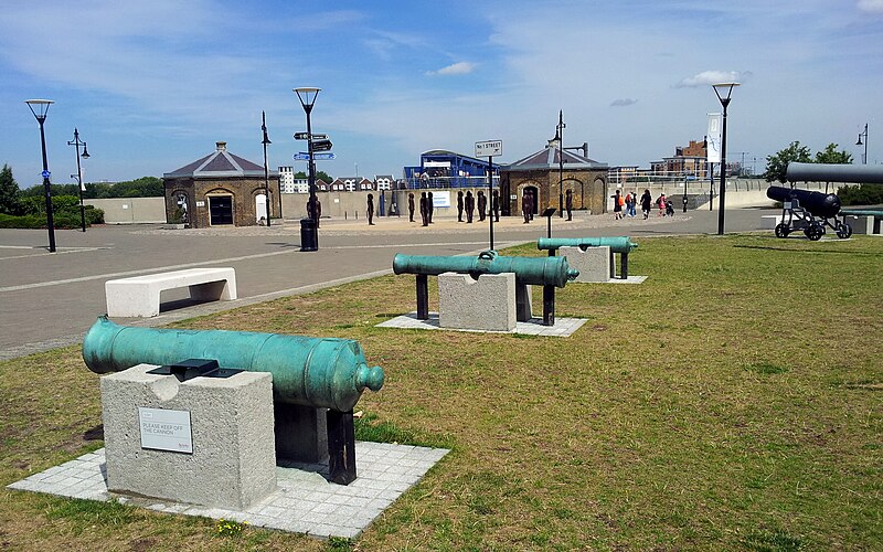 File:London-Woolwich, Royal Arsenal, James Clavell Square, cannons 02.jpg