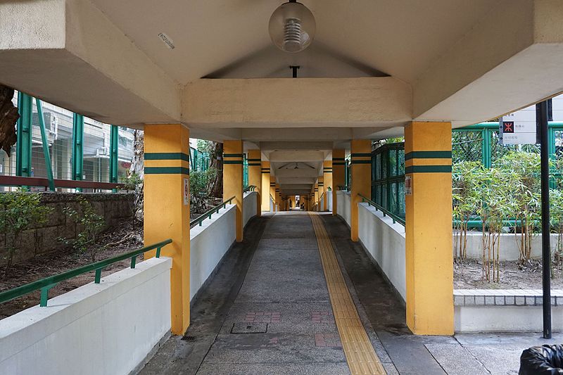 File:Lower Wong Tai Sin (II) Estate Covered Walkway.jpg