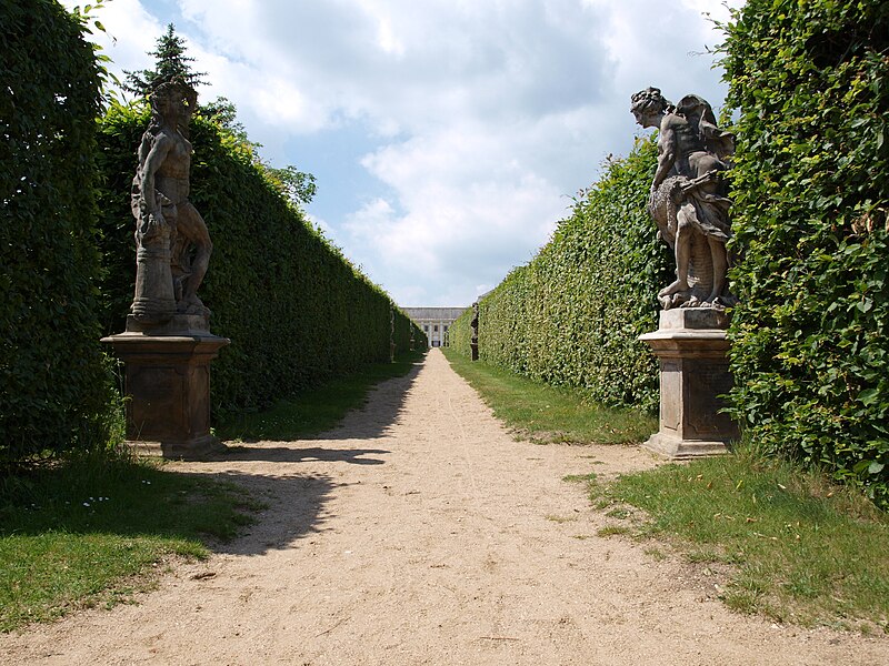 File:Lysá nad Labem, park k zámku.jpg