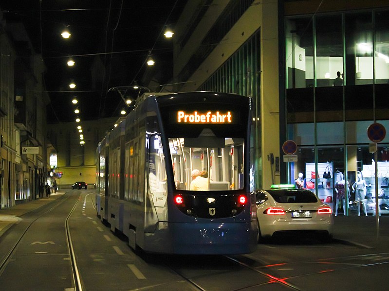 File:MVG Avenio am Jakominiplatz.jpg