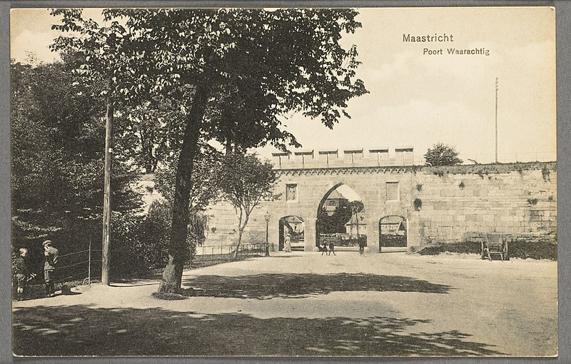 File:Maastricht, Gezicht op poort Waarachtig, RP-F-00-5160.jpg